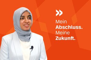 Porträt einer jungen Frau, die elegant gekleidet ist und ein Kopftuch trägt. Text: Mein Abschluss, meine Zukunft..