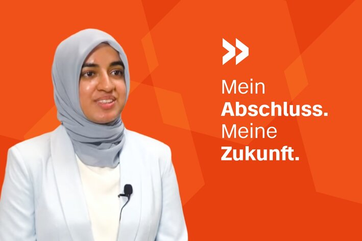 Porträt einer jungen Frau, die elegant gekleidet ist und ein Kopftuch trägt. Text: Mein Abschluss, meine Zukunft..