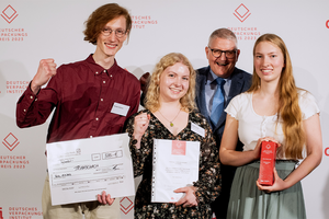 Theodor Hörchner, Johanna Jancke, Prof. Demanowski, Melina Mamberger auf der Preisverleihung zum Deutschen Verpackungspreis 2023