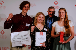 Theodor Hörchner, Johanna Jancke, Prof. Demanowski, Melina Mamberger auf der Preisverleihung zum Deutschen Verpackungspreis 2023