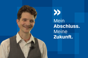 Porträt eines jungen Mannes in Hemd und Weste. Text: Mein Abschluss, meine Zukunft..