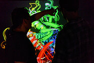 Person vor einer Lichtinstallation.