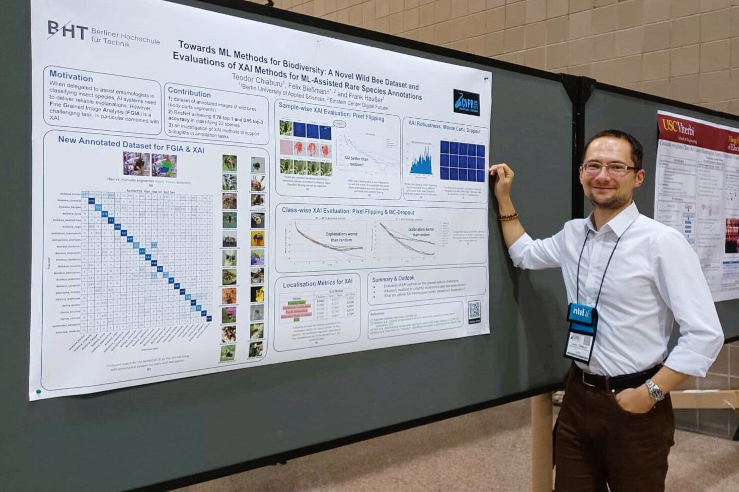 Ein Mann steht an einer Tafel, auf der ein wissenschaftliches Poster befestigt ist
