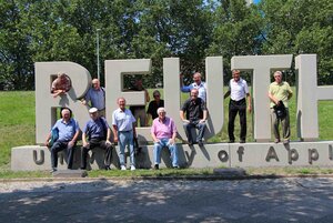 Alumni des Abschlussjahrgangs 1966 besuchen ihre Alma Mater. (Fotos Przesdzing)