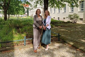 Ina Czyborra und Julia Neuhaus stehen vor einige Bäumen auf dem BHT-Campus.