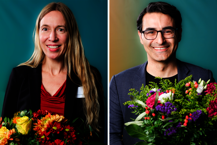 Eine Frau und ein Mann in feierlicher Kleidung mit Blumensträußen in den Händen.