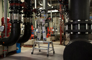 Humanoider Roboter inmitten technischer Anlagen