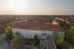 Haus Beuth der BHT aus der Vogelperspektive in der Dämmerung
