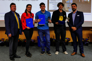 Die BHT-Studierenden (mittig, v.l.n.r.) Veronica Eirich, Joshua Göttlich und Leon Kollofrath halten ihre Auszeichnungen in den Händen. Neben ihnen stehen Peter Herger (l.) und Florian Huber vom VDI Bezirksverein Berlin-Brandenburg.
