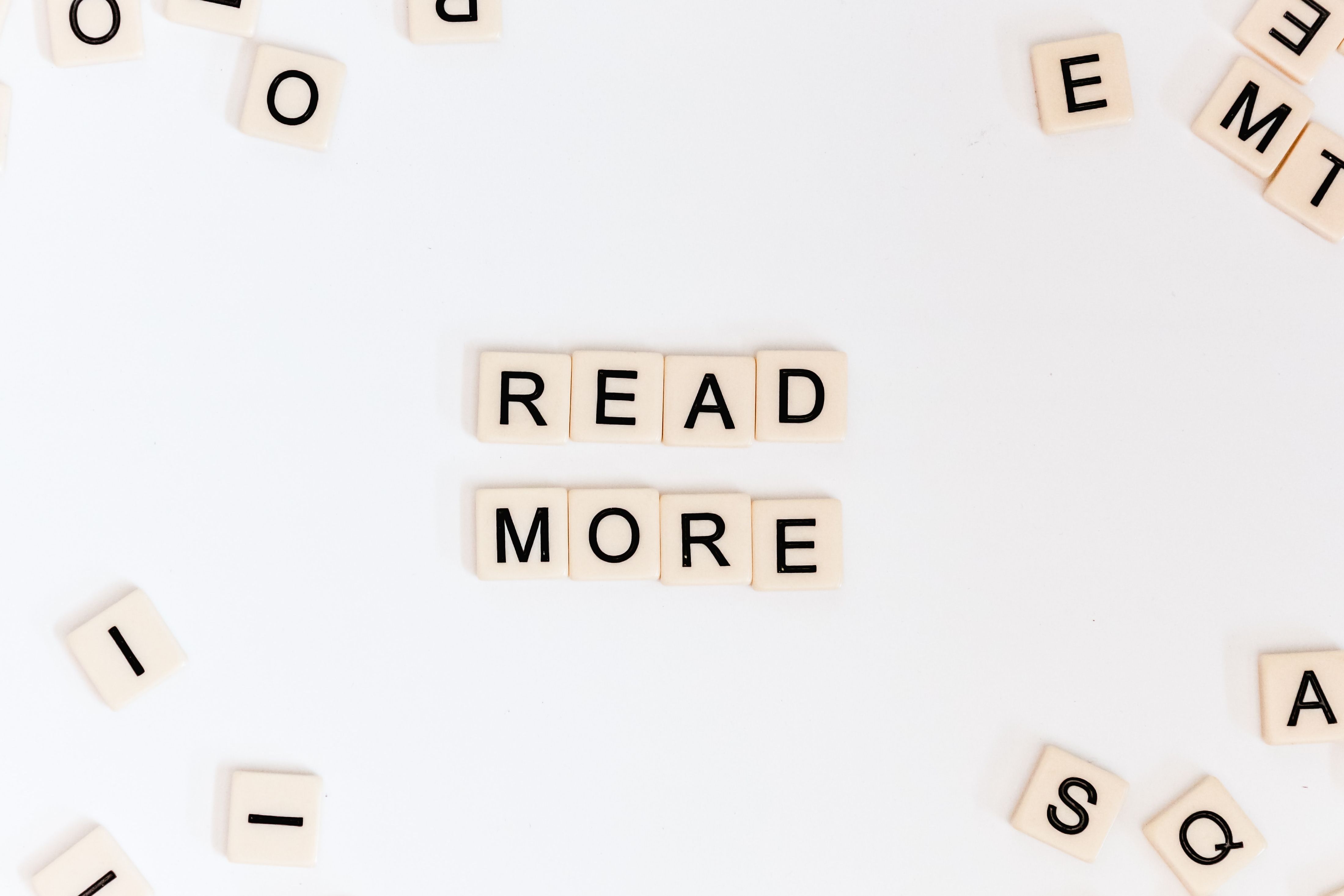 "Read More" geschrieben mit Scrabble-Buchstaben