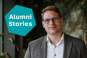 Mann mit Anzug und Brille