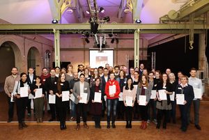 Stipendiatinnen und Stipendiaten mit Förderern beim Festakt in der Beuth-Halle (Foto: Julia Baumgart)