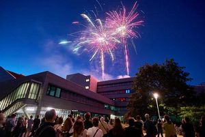 Das traditionelle Feuerwerk verwandelt den Campus in ein Lichtermeer.