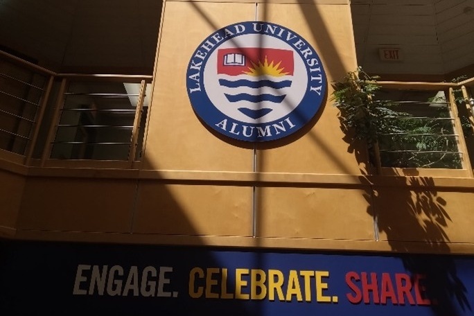 Logo der Lakehead University an einer Gebäudewand