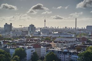 Blick auf Berlin mit dem Fernsehturm im Hintergrund
