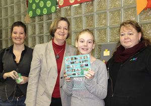 Prof. Dr. Monika Gross (2. von links) erfreut die Kinder mit einem Adventskalender, eingerahmt von Hanna Dobslaw (links) und Jeanette Borchert (rechts).