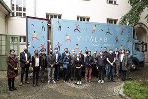 Eröffnung des VITALab.Mobile, Gruppenbild vor dem LKW