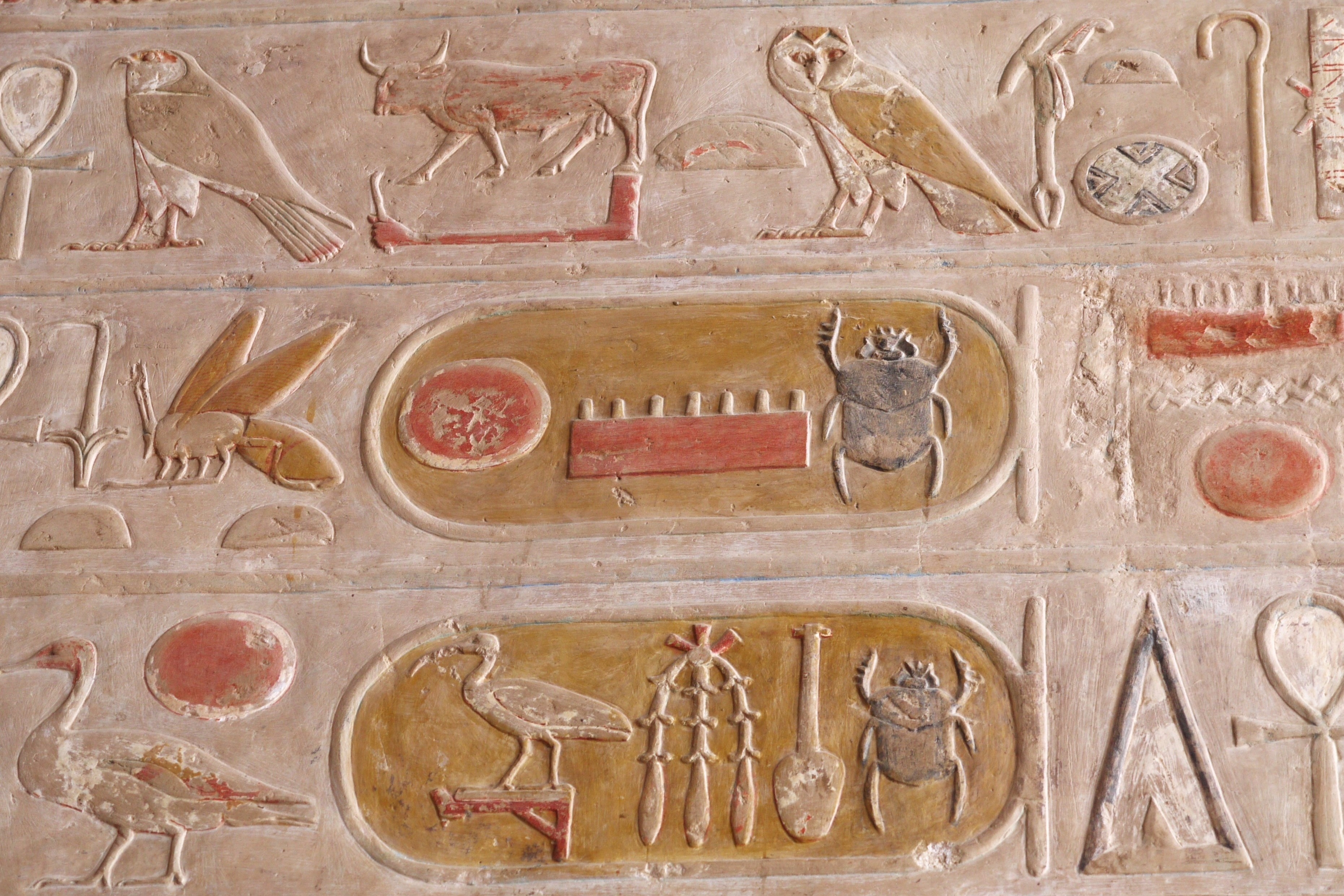 Antikes Relief mit verschiedenen Symbolen und Bildern 