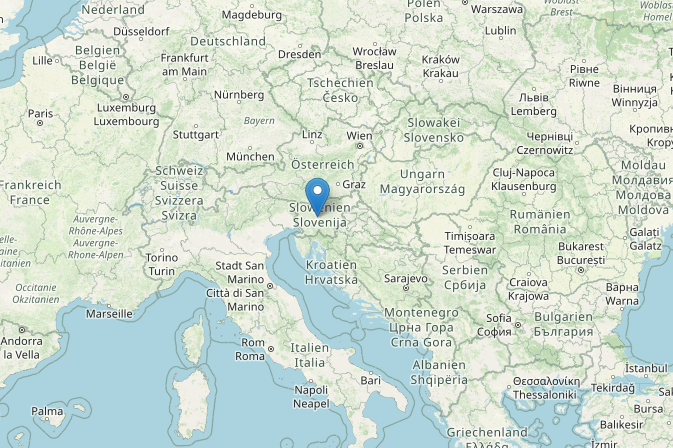 Ausschnitt aus einer Weltkarte mit einem Pin in Slowenien in der Mitte des Bildes.