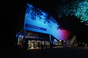 Haus Bauwesen der BHT im Dunkeln mit blau-roter Illumination