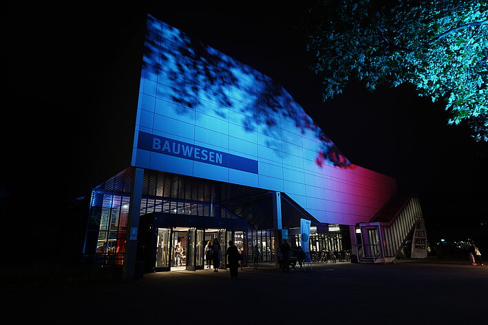 Haus Bauwesen der BHT im Dunkeln mit blau-roter Illumination