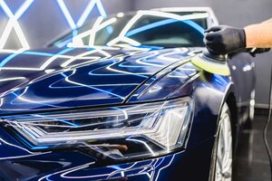 Glänzende Autooberfläche