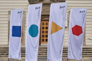 Flaggen mit Logo der BHT vor dem Eingang des Hauses Beuth auf dem BHT-Campus