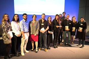 Am Hochschultag wurden Marika Lehmann (2. von rechts) und Ariane Riebl (1. von rechts) zusammen mit anderen Preisträgerinnnen und Preisträgern an der Beuth Hochschule geehrt. (Foto: Gasch)