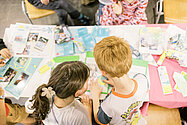 Kinder beim basteln