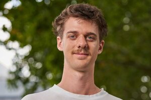 Porträt eines jungen Mannes vor einem Baum