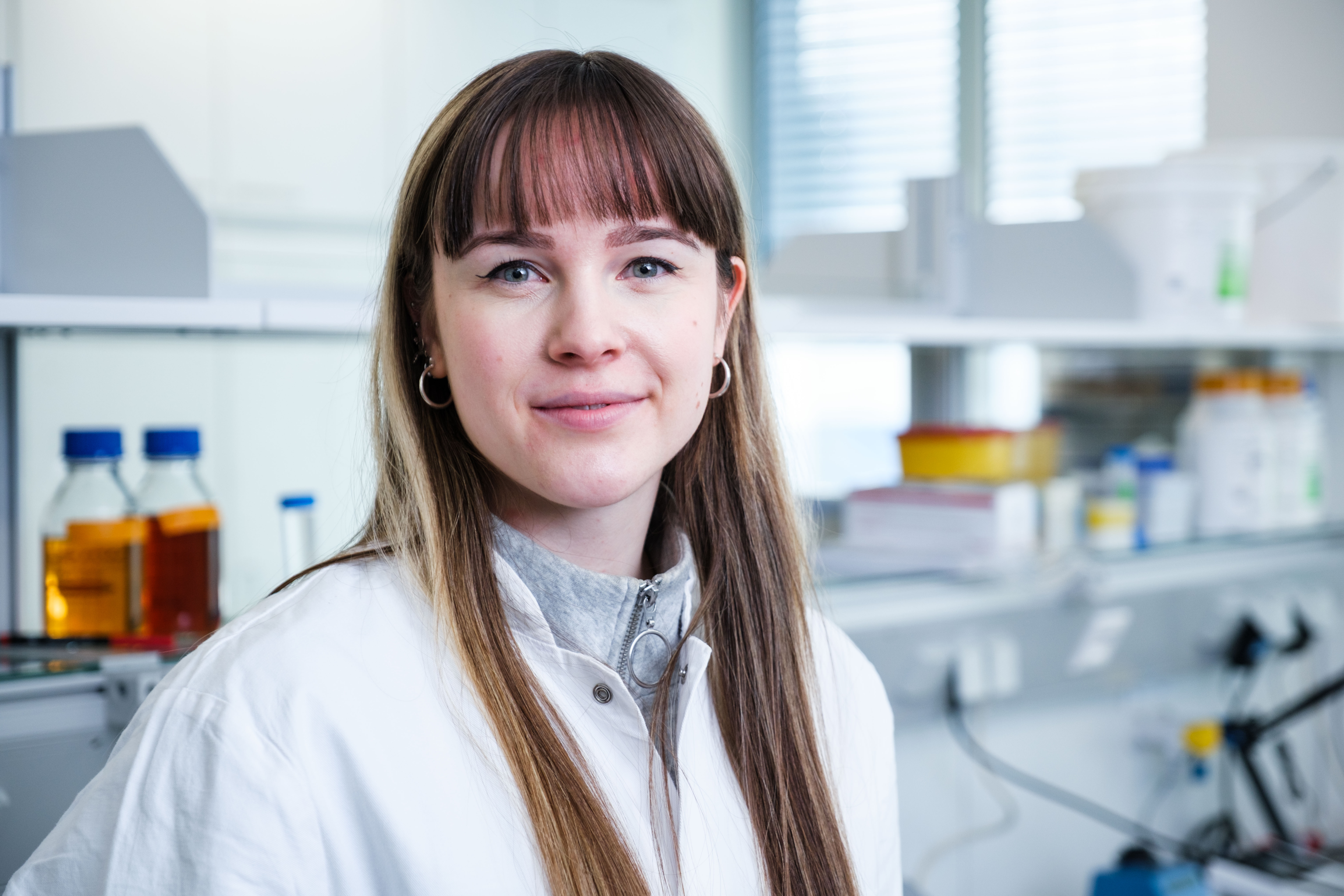 Porträt von Michelle Bölcke im Labor für Mikrobiologie