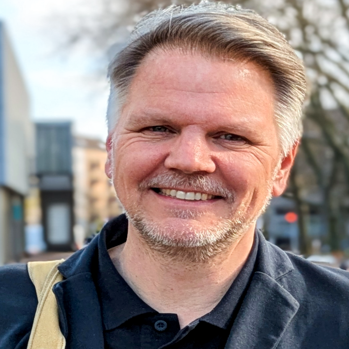 Porträt eines Mannes mit Rucksack über einer Schulter