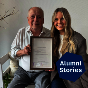 Seine Enkelin überreichte Wolfgang Völker an seinem 85. Geburtstag ein Replikat seiner Ingenieururkunde als besonderes Geschenk.