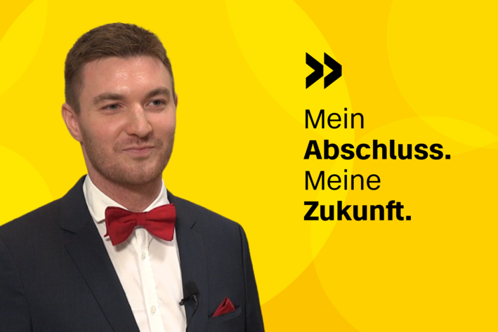 Porträt eines jungen Mannes in weißem Hemd mit dunklem Jackett der eine rote Fliege trägt. Text: Mein Abschluss. Meine Zukunft.