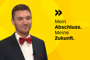 Porträt eines jungen Mannes in weißem Hemd mit dunklem Jackett der eine rote Fliege trägt. Text: Mein Abschluss. Meine Zukunft.