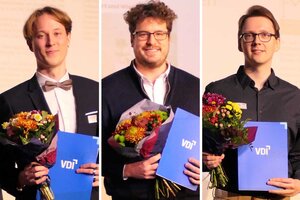 Drei festlich gekleidete Männer halten jeweils eine Auszeichnung und einen Blumenstrauß in der Hand