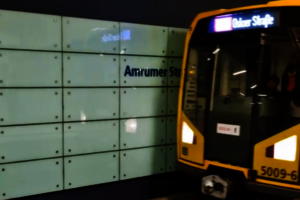 U-Bahn fährt in den Bahnhof Amrumer Straße ein