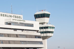 Terminalgebäude des ehemaligen Flughafens TXL mit Tower