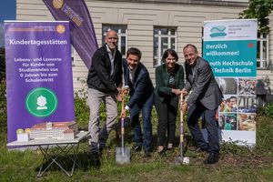 Henry Ripke (Architekt, KOLB RIPKE), Steffen Krach (Staatssekretär Wissenschaft und Forschung Berlin), Petra Mai-Hartung (studierendenWERK BERLIN) und Prof. Dr. Hans Gerber