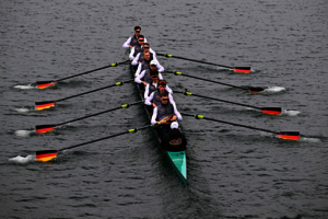 Der Deutschland-Achter auf dem Wasser in Aktion.