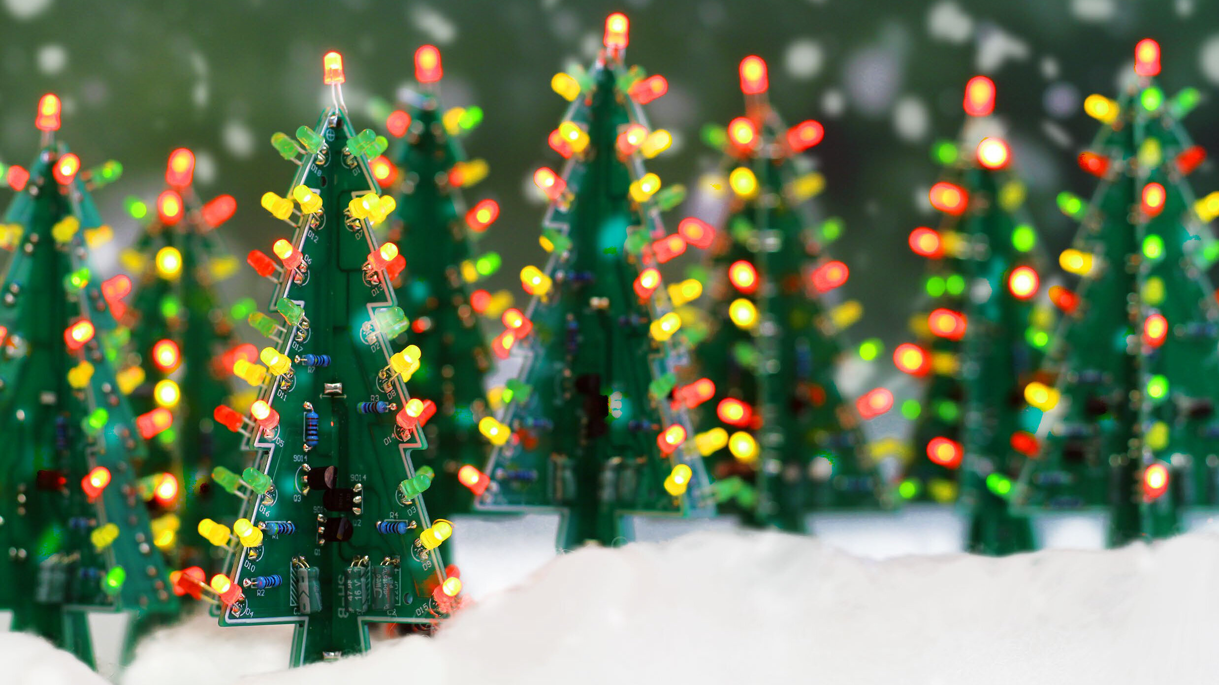 LED-besetzte Leiterplatten in Form von Weihnachtsbäumen