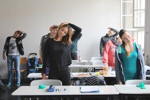 Dehnübungen zur Lockerung der Nackenmuskulatur (Fotos: Gümpel)