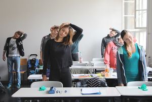 Dehnübungen zur Lockerung der Nackenmuskulatur (Fotos: Gümpel)