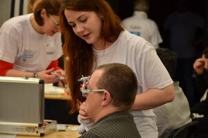 Studierende der Augenoptik/Optometrie untersuchen im Rahmen des Programms „Opening Eyes“ Menschen mit Behinderung (Fotos: Dietze/Krüger)