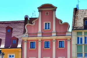 Häuserfassaden und Dächer