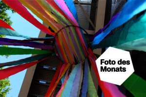 Bunte Krepp-Bänder hängen unter einer Außen-Treppe auf dem Campus