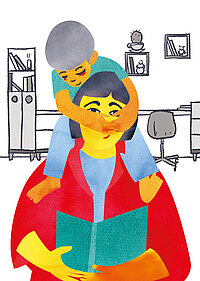 Ein Kind sitzt auf den Schultern seiner Mutter und verdeckt mit den Händen ihr Gesicht. Die Mutter hält ein geöffnetes Buch vor sich. Im Hintergrund sind ein Schreibtisch und ein Schrank mit Unterlagen zu sehen.