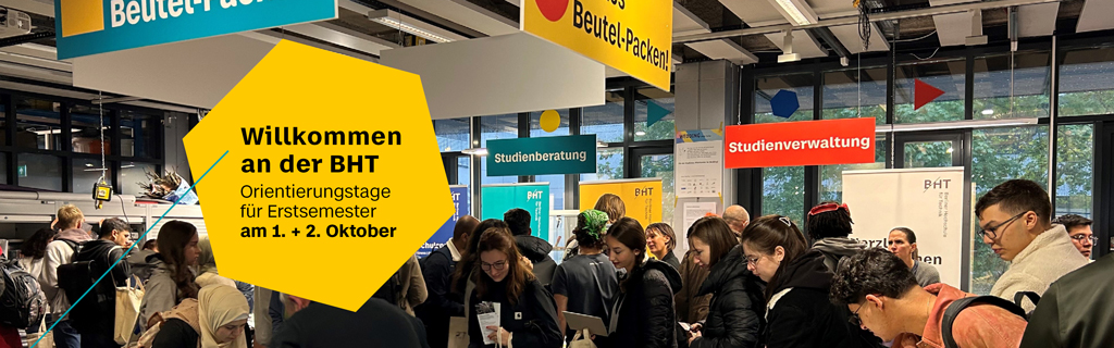 Große Gruppe von Studierenden in einem Raum mit Infoständen. Text: Willkommen an der BHT. Orientierungstage für Erstsemester am 1. und 2. Oktober
