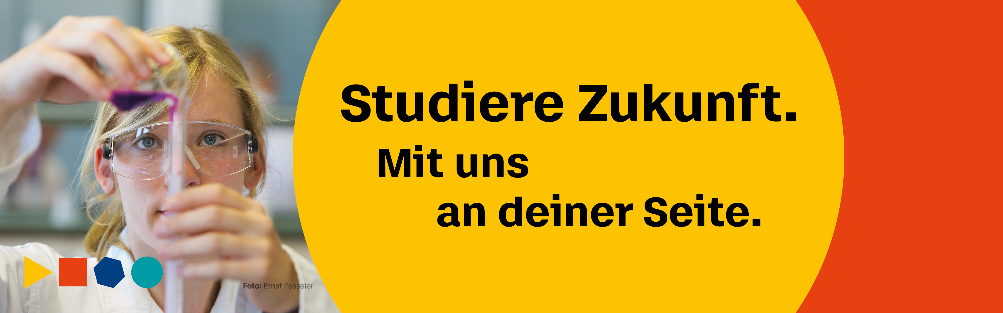 Frau mit Schutzbrille gießt eine lila Flüssigkeit in ein Reagenzglas. Text: Studiere Zukunft. Mit uns an deiner Seite.