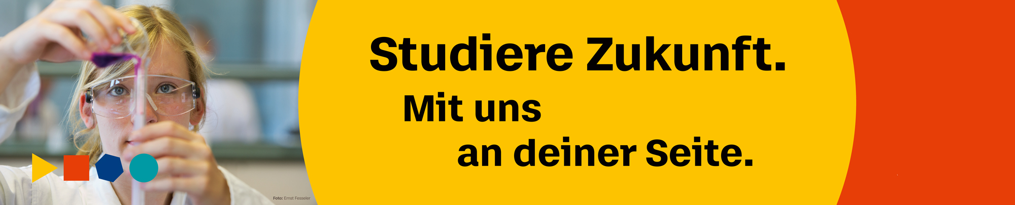 Frau mit Schutzbrille gießt eine lila Flüssigkeit in ein Reagenzglas. Text: Studiere Zukunft. Mit uns an deiner Seite.
